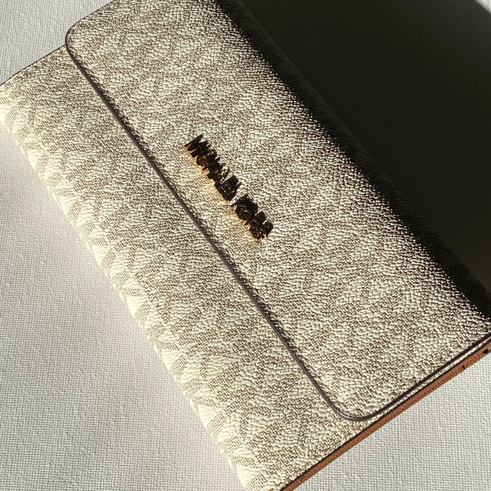 Michael kors Signature jet setter trifold wallet